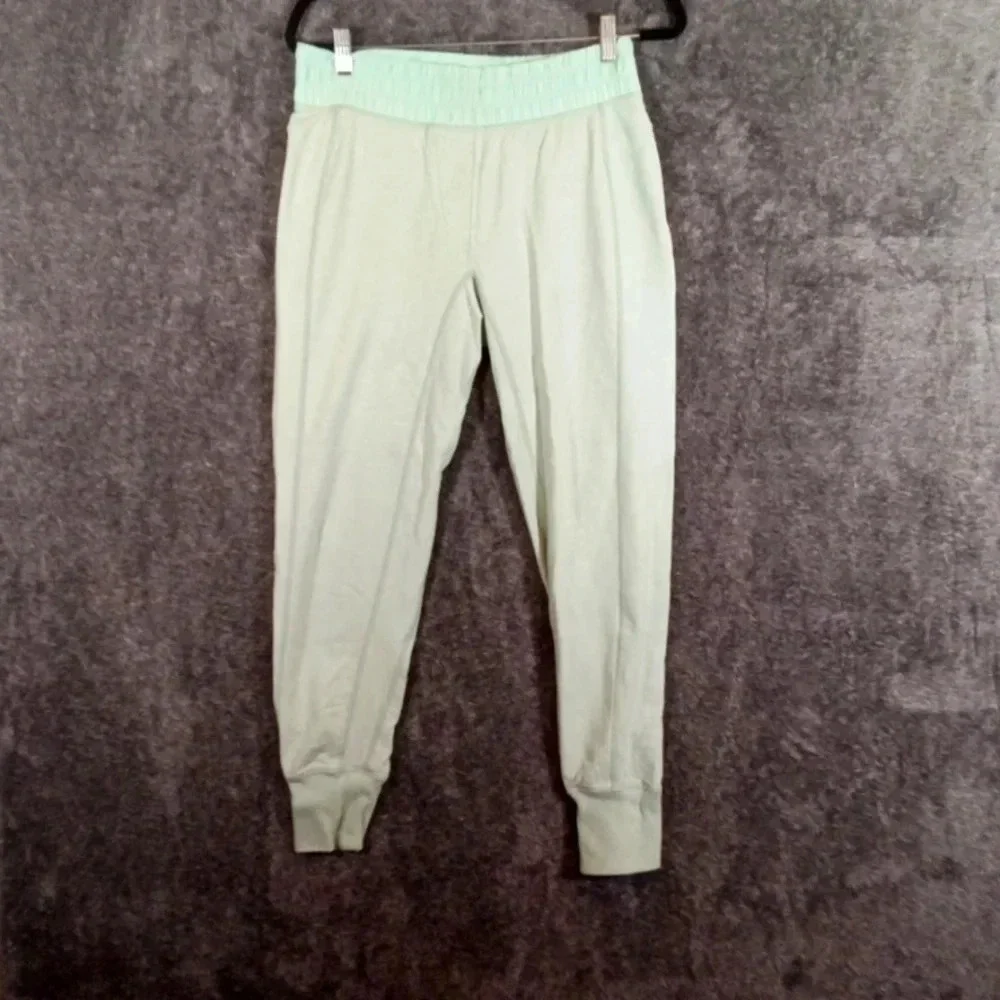 Lululemon Heather mint green joggers RARE size 8 women